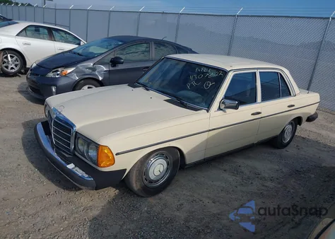 1983 Mercedes-Benz 240 D z USA, uszkodzony, nr VIN WDBAB23A5DB391976
